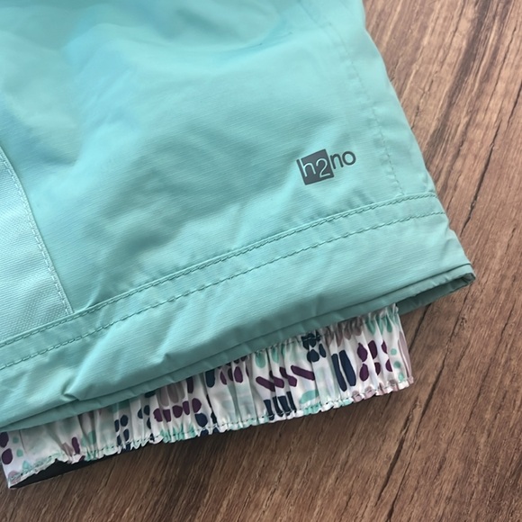 Patagonia toddler snow bib- 2T 
Has a few small stains- see photos for details - Picture 6 of 7
